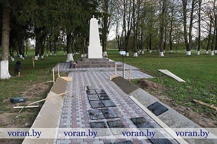 В Вороновском районе благоустраивают памятные места и мемориалы к 80-летию освобождения Беларуси