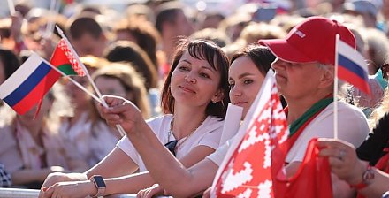 Данные социсследования: большинство белорусов хорошо относятся к Российской Федерации