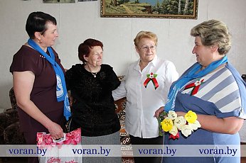 Белорусский союз женщин накануне Дня Победы провел акцию «Мы вас поздравляем, боевые подруги!» 