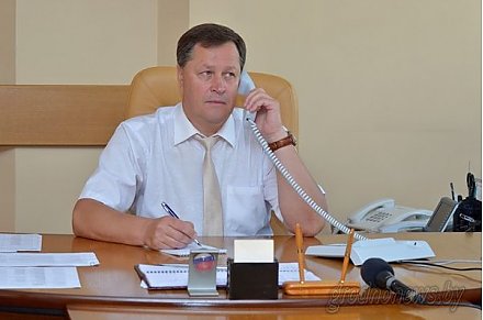 Прямую телефонную линию провел управляющий делами облисполкома Игорь Попов