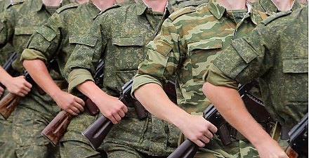 "Наша армия - надежный щит государства" - Александр Лукашенко поздравил белорусов с Днем защитников Отечества