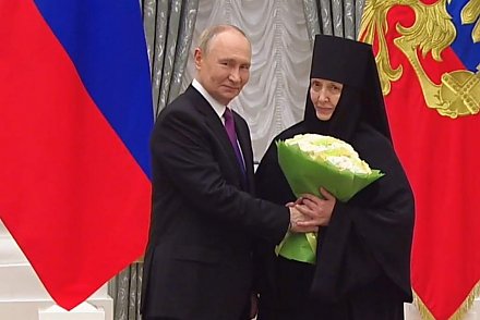 Владимир Путин вручил игуменье Гаврииле из Гродно медаль Пушкина