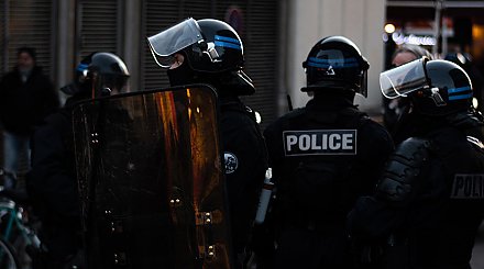 В Лейпциге во время столкновений с протестующими травмы получили около 50 полицейских
