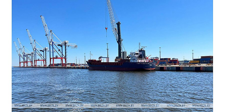 У Александра Лукашенко обсуждают создание белорусских портовых мощностей в России