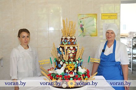 Великаном-караваем удивляли вороновские пекари гостей феста «Бацькава булка» 