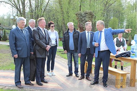 Сенаторы заложили новый сквер в агротуристическом комплексе «Гарадзенскі маёнтак «Каробчыцы»