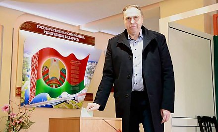 Председатель облисполкома Владимир Караник и помощник Президента – инспектор по Гродненской области Юрий Караев проголосовали на участке для голосования №6