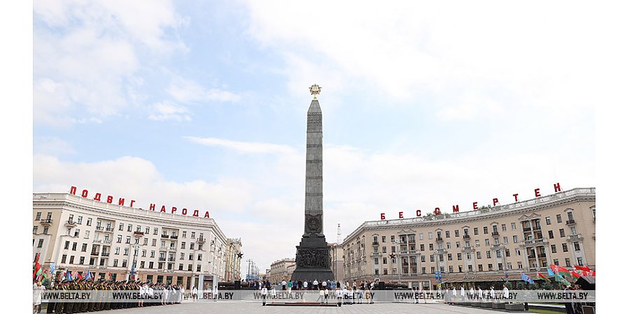 ФОТОФАКТ: Торжественная церемония возложения цветов и венков к монументу Победы
