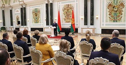 Александр Лукашенко вручил госнаграды судьям Верховного Суда