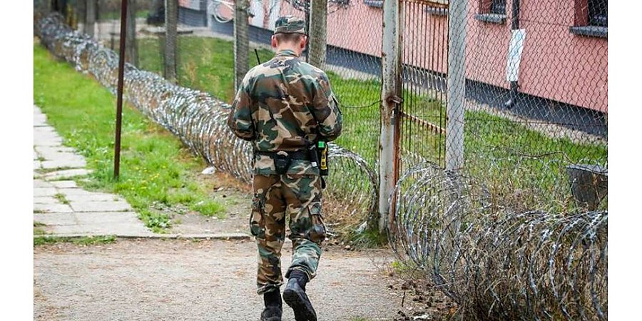 В Литве мигранты устроили бунт - пограничники применили слезоточивый газ