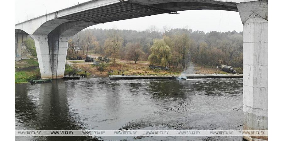 Военные инженеры завершили наведение понтонной переправы через Неман под Гродно