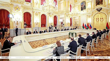 Союзный вектор в Кремле, инспекция с вилами в руках и награды защитникам Отечества. Итоги недели Президента