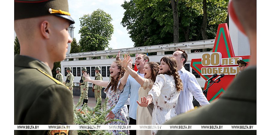 Последний звонок прозвенел для 1,7 тыс. выпускников на республиканском празднике в Гомеле