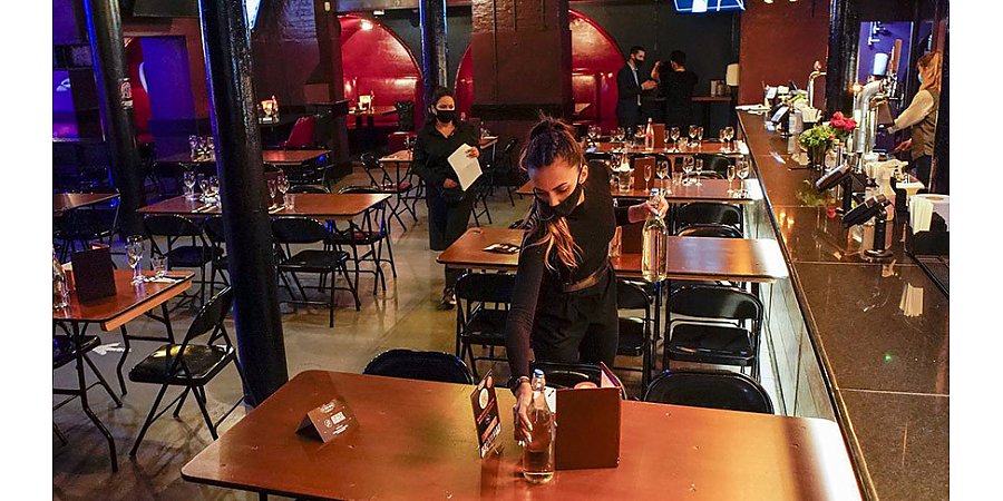 Англия отменяет коронавирусные ограничения в условиях роста заражений