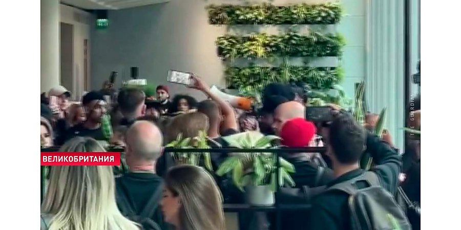 Требуют от журналистов говорить правду. В Лондоне сотни людей штурмом взяли офис телекомпании