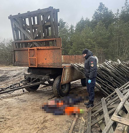 На производственной площадке ДЭУ-55 г. Лида, расположенной в деревне Бастуны, при производстве работ погиб дорожный рабочий