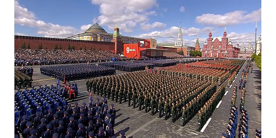 Александр Лукашенко присутствует на Параде Победы на Красной площади в Москве