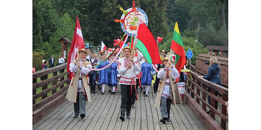 Катание на теплоходе, дегустация каравая и мастер-класс по плетению поясов. Фестиваль «Августовский канал в культуре трех народов» приглашает гостей