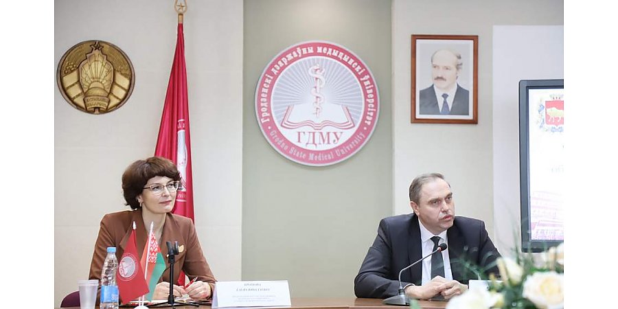 «Диалоговые площадки дают возможность обсудить будущее развитие нашей страны». Владимир Караник встретился со студентами Гродненского медуниверситета