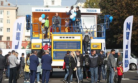 Сельхозтехника и удобрения. Предприятия области представили свою продукцию на выставке крупногабаритной техники в Житомире