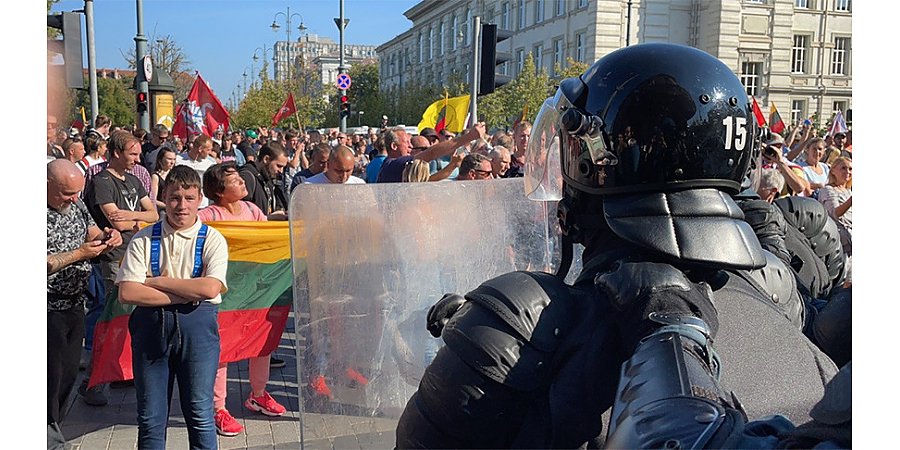 В Литве прошел митинг против ограничений для непривитых от COVID-19