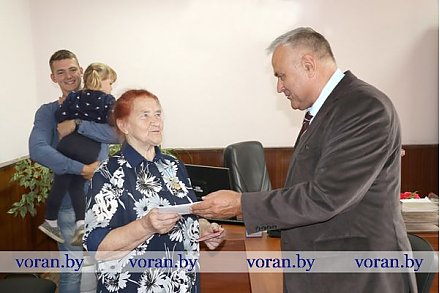 Председатель Вороновского райисполкома вручил ордена Матери двум жительницам района