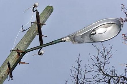 У одних вечером хоть глаз выколи, у других и днем фонари горят