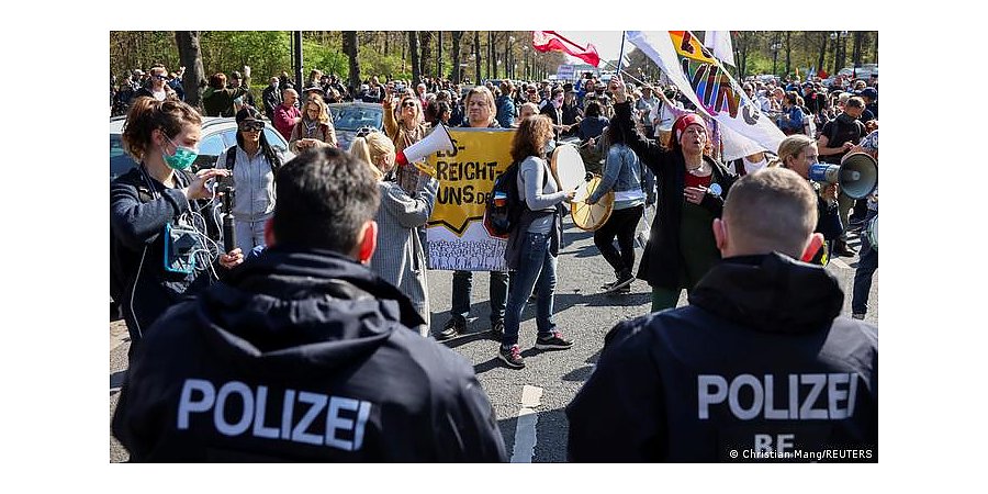Около 300 человек задержаны на акциях ковид-диссидентов в Берлине
