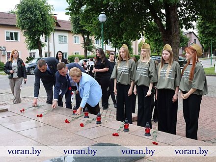Участники Вороновского районного отделения молодежного крыла Белорусской партии «Белая Русь» «Искра» во главе с председателем районного отделения Еленой Ганевич и активные однопартийцы приняли участие в акции «Пламя Победы»
