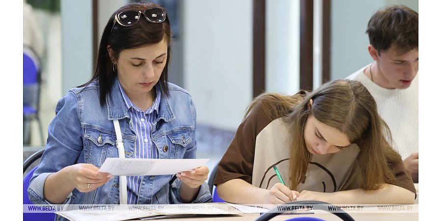 Вузы Беларуси сегодня завершают прием документов на платное отделение
