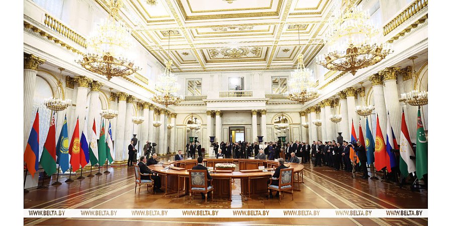 Рабочий визит Александра Лукашенко в Россию продолжился неформальной встречей лидеров стран СНГ в Эрмитаже