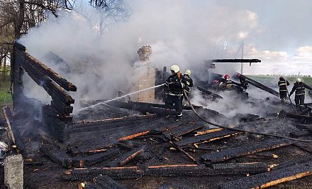 Мужчина выбрался из горящего дома. В Вороновском районе почти полностью сгорел дом