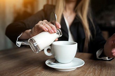 Верно ли, что кофе лучше пить с молоком или сливками?