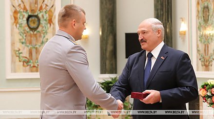 "Ваши результаты вызывают гордость за народ" - Лукашенко вручил награды представителям различных сфер
