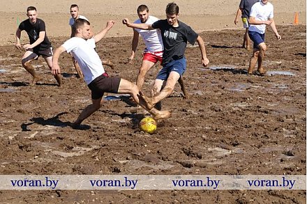 В Вороново впервые прошел молодежный чемпионат по болотному футболу