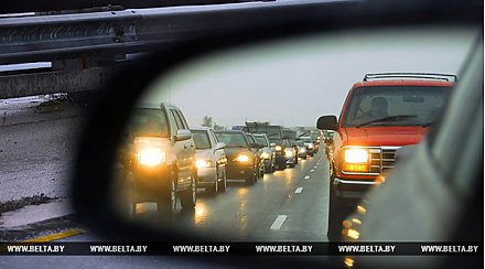 Водители Гродненской области до 1 апреля в качестве эксперимента будут ездить днем с включенными фарами
