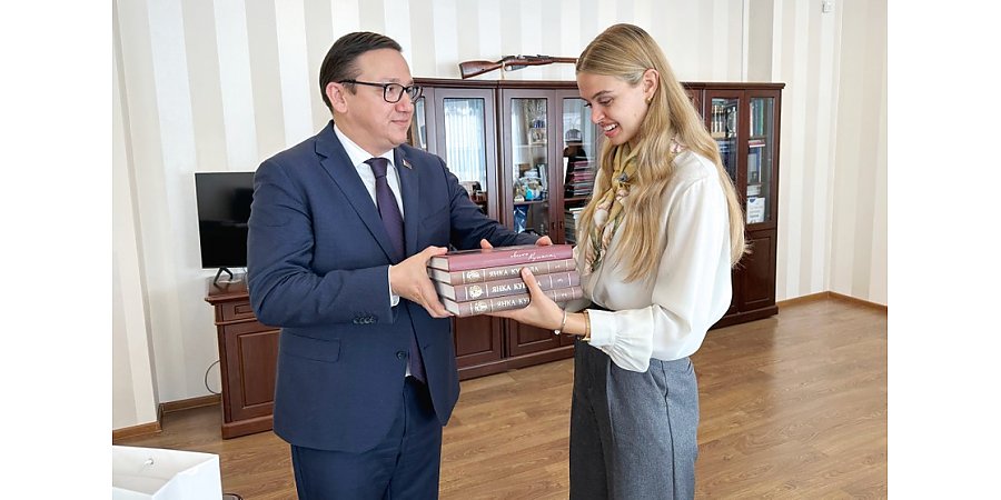 Владимир Перцов вручил «Мисс Беларусь 2023» полное собрание сочинений Янки Купалы
