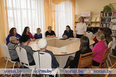 Правовой фундамент Беларуси. В Вороновской библиотеке прошла диалоговая площадка ко Дню Конституции