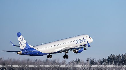 "Держите высокую планку и с уверенностью смотрите в будущее". Александр Лукашенко поздравил коллектив "Белавиа"