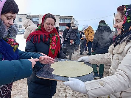 Фотофакт. Праздник блинов собрал жителей агрогородка Переганцы