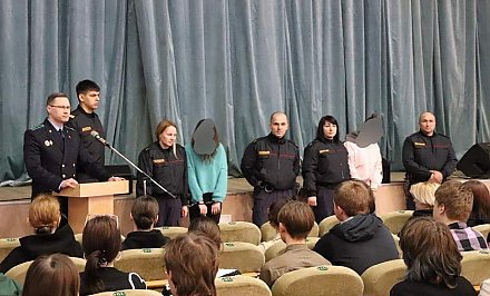 Сожгли свое будущее. Разбираемся, что сподвигло фигуранток нашумевшей истории поджечь Государственный флаг и какой срок им теперь грозит