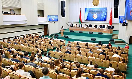 10 лет, сотни реализованных инициатив. Юные парламентарии области обсудили итоги работы ушедшего года и выбрали нового лидера