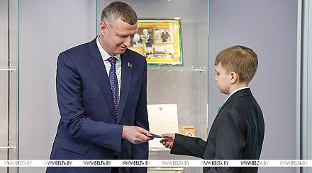 Дмитрий Крутой - школьникам: паспорт - это документ, в котором встречается ваша личная история и корни всей страны