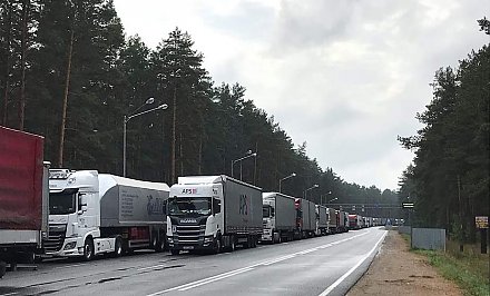 Более 550 грузовых автомобилей стоят в очередях на границах с Литвой и Польшей