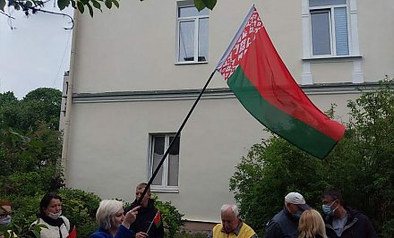 ФОТОФАКТ. Пикет в поддержку государственных символов проходит у Генконсульства Литвы в Гродно