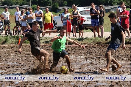 В Вороново играли в болотный футбол (Видео)