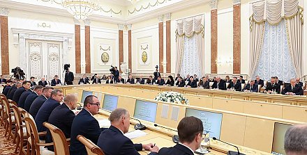 Александр Лукашенко - послам: нужна "военная мобилизация", чтобы удержать экономику страны