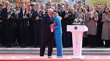 Марина Василевская передала Александру Лукашенко Государственный флаг Беларуси, побывавший на МКС