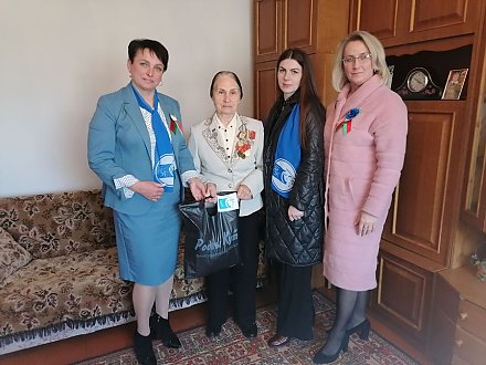 Белорусский союз женщин накануне Дня Победы провел акцию «Мы вас поздравляем, боевые подруги!» 