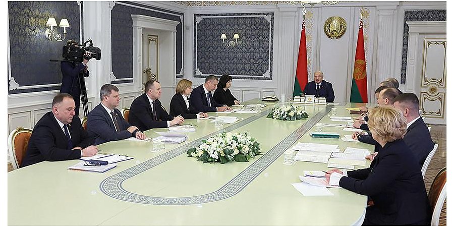 Реверс правительства, прокачка местной власти, ожидания избирателей и российские регионы. Итоги недели Президента